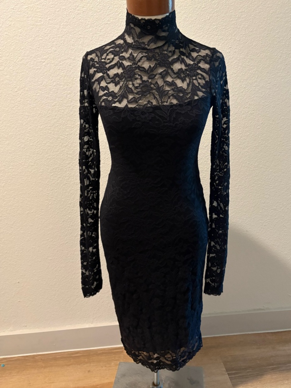 Moda Black Lace Long-Sleeve Sexy Fitted Dress Keyhole open back. NWT